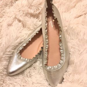 NWOT Silver Kate Spade Flats w. Ruffle Trim 8.5